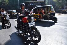 ছবি: মুম্বইয়ের রাস্তায় বাইক চালাচ্ছেন সোনাক্ষী, অবাক ভক্তরা