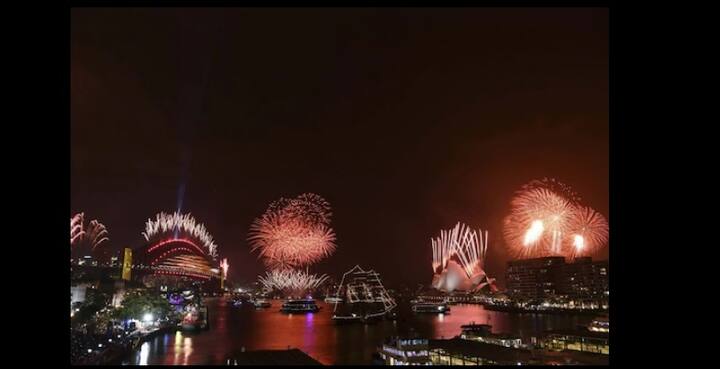 অস্ট্রেলিয়ার সিডনিতে বছর শুরুর ছবি।