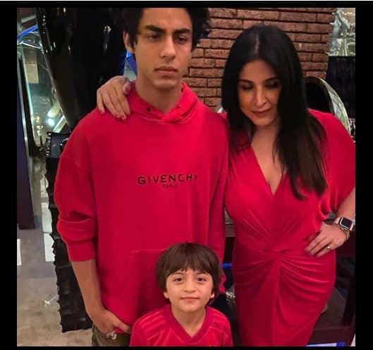 আরিয়ান ও আব্রাম-এর সঙ্গে মেহদীপ কপূর।