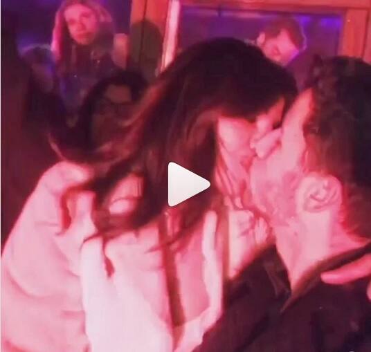 priyanka-chopra-nick-jonas-kiss-and-raise-a-toast-to-new-year ভিডিওয় দেখুন, নতুন দশকের সূচনায় স্টেজে উঠে নিককে চুম্বন প্রিয়ঙ্কার