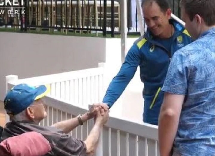 Australia coach Langer touches many hearts with special gesture towards 80-year-old fan দাবানলের জেরে অসুস্থ হয়ে পড়া ৮০ বছরের ক্রিকেটপ্রেমীর সঙ্গে দেখা করে টুপি উপহার জাস্টিন ল্যাঙ্গারের