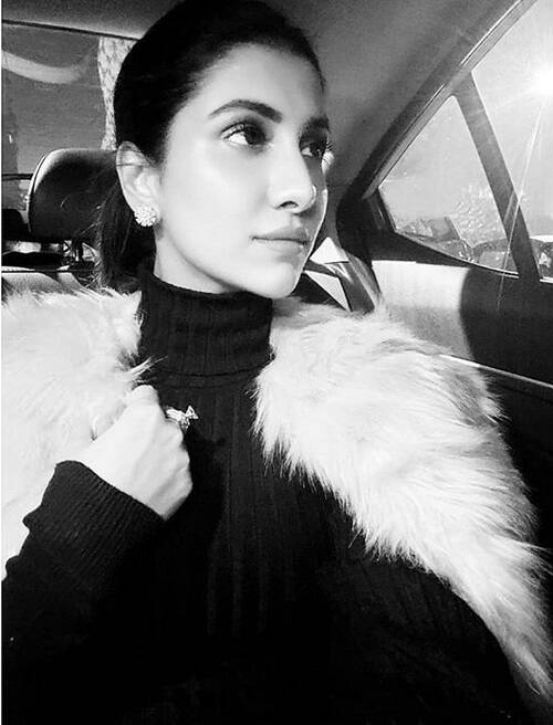 ২০১৯ র শেষবেলায় এই ছবিটি ইনস্টাগ্রামে শেয়ার করেছিলেন অভিনেত্রী রুক্মিণী মৈত্র। লিখেছিলেন, ২০২০ তো এখনই উজ্জ্বল মনে হচ্ছে!