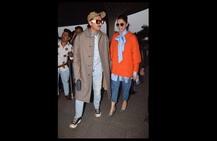 ছবি: জন্মদিনে রণবীরের সঙ্গে খোশমেজাজে দীপিকা, বিমানবন্দরেই অনুরাগীর আবদারে কাটলেন কেক