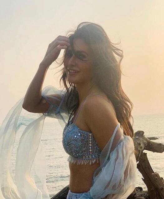 হিন্দু মতে মেহন্দি, গায়ে হলুদের পর হয়েছে বিয়ে। 