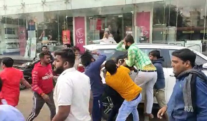 NSUI, ABVP activists clash in Ahmedabad over JNU violence, 10 injured জেএনইউয়ের হামলা নিয়ে আমদাবাদে এনএসইউআই-এবিভিপি সংঘর্ষে লাঠি, পাথর, জখম ১০