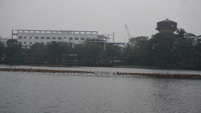 পাখিরা যাতে নিরাপদে থাকতে পারে, সে বিষয়ে হাওড়া পুরসভা ও পুলিশের পক্ষ থেকে কিছু উদ্যোগ নেওয়া হলেও, স্থানীয় মানুষের সচেতনতার অভাব স্পষ্ট। ঝিলের পাশের ফ্ল্যাট ও বাড়িগুলির বাসিন্দারা জলেই যাবতীয় আবর্জনা ফেলেন।