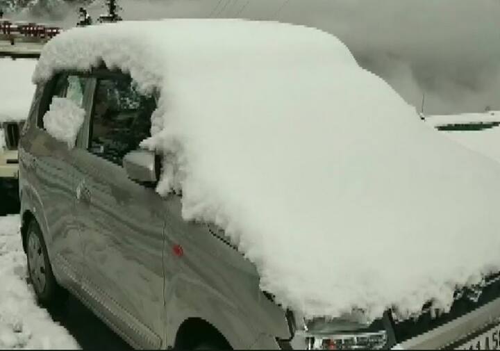 গাড়ির মাথায় বরফের চাদর।