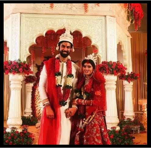 কলকাতায় বাঙালি আর রাজস্থানী রীতিতে বিবাহ সারলেন রাজীব সেন ও চারু আসোপা।