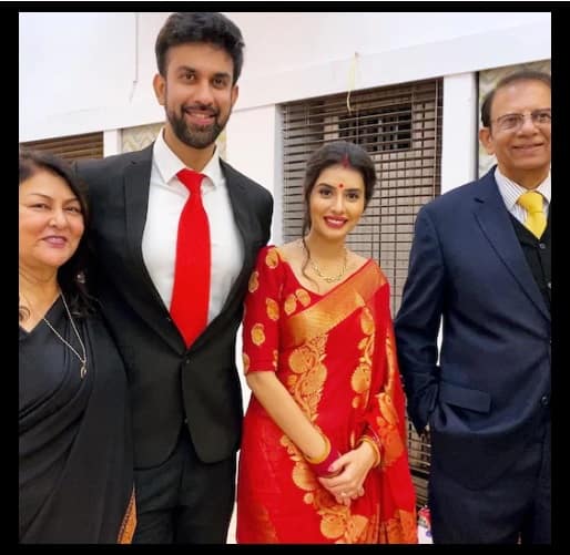 অভিনেত্রী সুস্মিতা সেনের ভাই রাজীব। অন্যদিকে চারু মুম্বইয়ের টেলি তারকা।