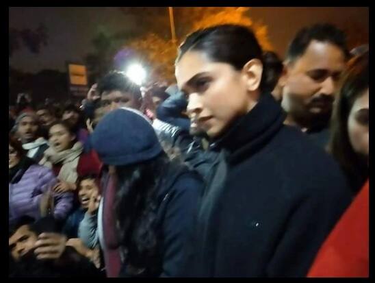 জেএনইউ ক্যাম্পাসে বলিউডের ‘পদ্মাবতী’ দীপিকা পাড়ুকোন। দেখা করলেন, কথা বললেন আক্রান্ত ছাত্র-ছাত্রীদের সঙ্গে। গত রবিবার সন্ধ্যায় টানা দুঘন্টা ধরে জেএনইউয়ের ক্যাম্পাসে তান্ডব চালায় মুখোশধারী দুষ্কৃতীরা যারা বিজেপি-আরএসএসের ছাত্র সংগঠন এবিভিপির সদস্য বলে অভিযোগ বিশ্ববিদ্যালয়ের ছাত্র সংসদ ও বাম ছাত্র সংগঠন ও বিরোধী দলগুলির। জখম হন সংসদের সভানেত্রী ঐশী ঘোষ সহ একাধিক ছাত্রছাত্রী। তাদের বাঁচাতে গিয়ে আঘাত পান অধ্যাপিকা সুচরিতা সেন সহ অনেকে। রবিবারের ঘটনার প্রতিবাদে আজ সন্ধ্যায় জেএনইউয়ে সভার আয়োজন করে পড়ুয়ারা। সেখানে সেখানকার ছাত্র সংসদের প্রাক্তন নেতা কানহাইয়া কুমার সহ অনেকে ভাষণ দেন। সেখানেই হাজির হন দীপিকা।