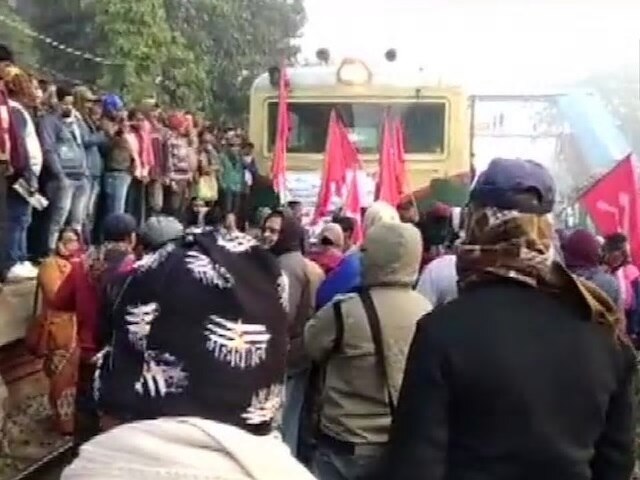 ওড়িশা, অসম ও কেরল সহ কয়েকটি রাজ্যে ধর্মঘটের প্রভাব, বিদ্যুৎ ও ব্যাঙ্ক পরিষেবা ব্যাহত Bharatbandh call by ten trade unions protesters block a railway track in amritsar and kolkata ওড়িশা, অসম ও কেরল সহ কয়েকটি রাজ্যে ধর্মঘটের প্রভাব, বিদ্যুৎ ও ব্যাঙ্ক পরিষেবা ব্যাহত
