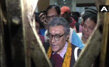 ‘বিশ্বভারতীতে সিএএ-র সমর্থনে সভা করতে গিয়ে পড়ুয়াদের হাতে ঘেরাও বিজেপি সাংসদ স্বপন দাশগুপ্ত, ‘নৈরাজ্য আর আইনশৃঙ্খলার অবনতি’ ট্যুইট রাজ্যপালের