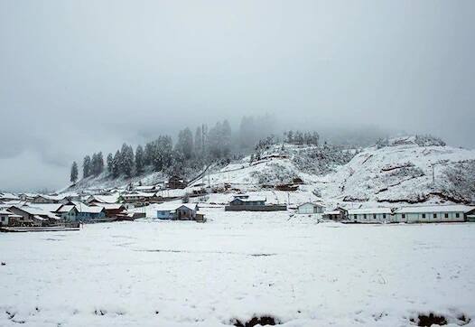 কাশ্মীরও বরফে ঢাকা। 
