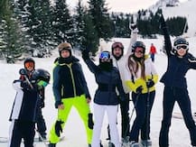 দেখুন, প্রাক্তন স্ত্রী সুজান ও পরিবারের লোকজনের সঙ্গে ছুটি কাটাচ্ছেন হৃত্বিক