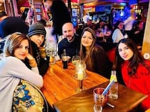 দেখুন, প্রাক্তন স্ত্রী সুজান ও পরিবারের লোকজনের সঙ্গে ছুটি কাটাচ্ছেন হৃত্বিক