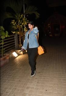 দেখুন, গভীর রাতে বন্ধুদের সঙ্গে পার্টিতে শাহরুখের মেয়ে সুহানা