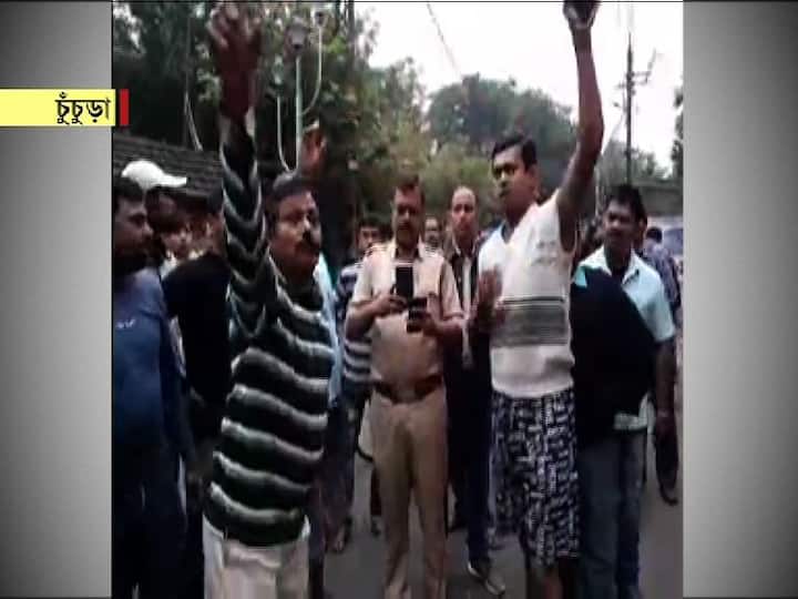 তখনই এলাকার মানুষ উত্তেজিত হয়ে ছুটে যায় পুলিশের দিকে। সিআইডি এবং পুলিশ কর্মীদের বেদম মারধর করা হয় বলে অভিযোগ। সরকারি গাড়িতে ভাঙচুর চালিয়ে, আগুন লাগিয়ে দেওয়া হয়।