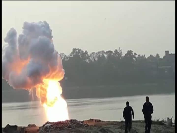 বৃহস্পতিবার বেলা আড়াইটের দিকে নৈহাটির রামঘাটে বাজেয়াপ্ত করা বাজি নিষ্ক্রিয় করতে যায় সিআইডির বম্ব ডিসপোজাল স্কোয়াড আর পুলিশ। আচমকাই তীব্র বিস্ফোরণে কেঁপে ওঠে গোটা এলাকা! 