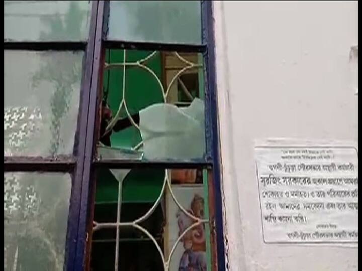  চুঁচুড়াতেই গঙ্গার পাড়ে, বঙ্কিমচন্দ্র চট্টোপাধ্যয়ের স্মৃতি বিজড়িত বন্দেমাতরম ভবন। হেরিটেজ ভবনটিতেও বিস্ফোরণের তীব্রতায় জানালার কাচ ভেঙে যায়।