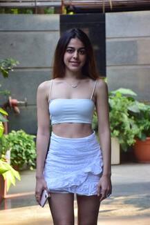 বলিউডে পা রাখলেন পূজা বেদীর মেয়ে আলায়া ফার্নিচারওয়ালা