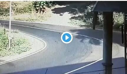 Ips officers warning after child falls off moving car in chilling video চলন্ত গাড়ি থেকে শিশুর রাস্তায় পড়ে যাওয়ার শিউরে ওঠার মতো ভিডিও শেয়ার করে সতর্কবার্তা আইপিএস অফিসারের