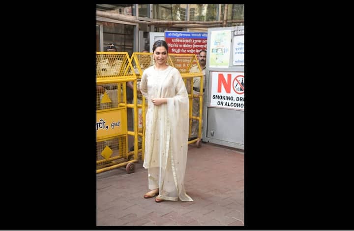 দেখুন, সনাতনী পোশাকে দীপিকাকে।