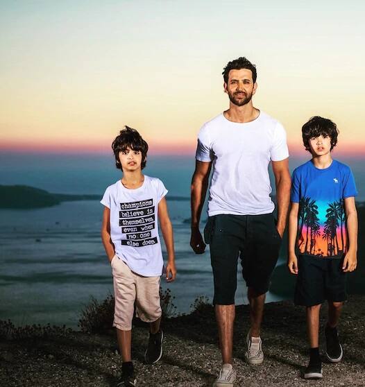 তাঁর প্রাক্তন স্ত্রী সুজানও পোস্ট করেছেন দুই ছেলের সঙ্গে হৃতিকের ছবি।