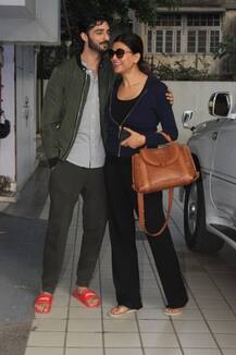 প্রকাশ্যে চুম্বন করছেন সুস্মিতা-রহমান, দেখুন ছবি