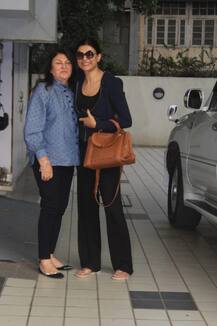 প্রকাশ্যে চুম্বন করছেন সুস্মিতা-রহমান, দেখুন ছবি