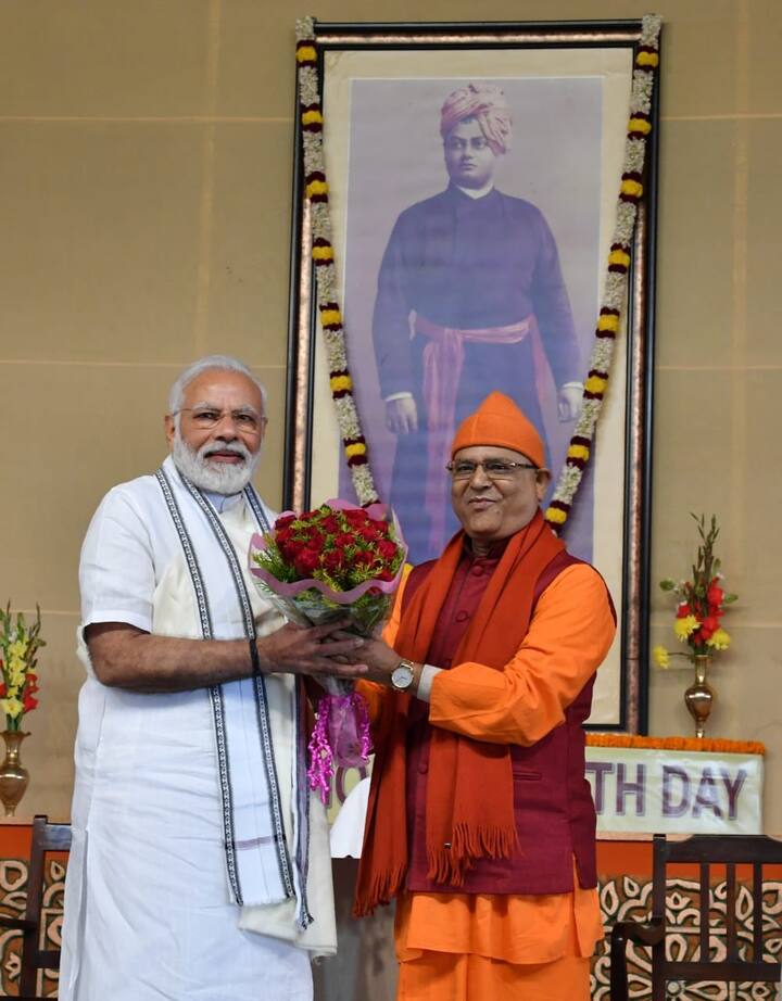 শনিবার কলকাতার মাটি ছোঁয়ার আগে বাংলায় ট্যুইট করে নরেন্দ্র মোদি বলেন, ‘তবুও, একটা শূন্যতা থাকবে! যিনি আমাকে ‘জন সেবাই প্রভু সেবা’র মহৎ নীতিটি শিখিয়েছিলেন, সেই শ্রদ্ধেয় স্বামী আত্মস্থানন্দজি এখন আর নেই। রামকৃষ্ণ মিশনে গিয়ে তাঁর পবিত্র সান্নিধ্য না পাওয়াটা অকল্পনীয়!’