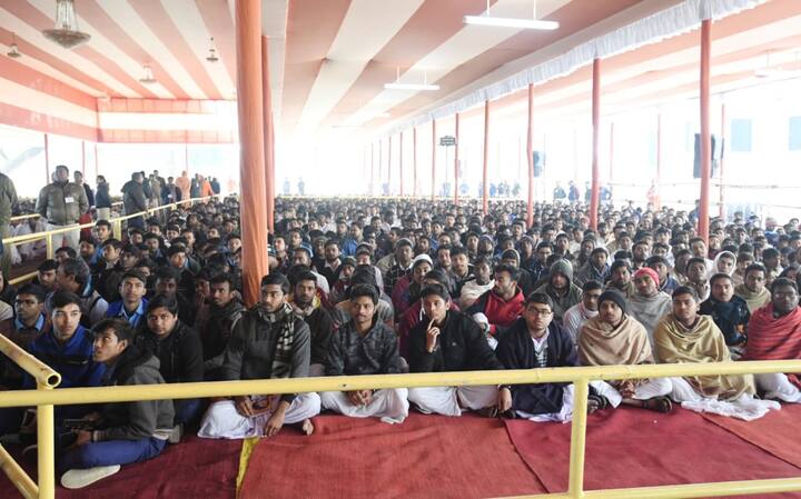 যুব দিবসে বেলুড় মঠের বক্তব্যে প্রধানমন্ত্রীর মুখে নাগরিকত্ব আইন। তাঁর অভিযোগ, নাগরিকত্ব আইন নিয়ে ভুল ধারণা ঢুকিয়ে দেওয়া হয়েছে। অনেক তরুণ ভুল ধারণায় প্রভাবিত হয়েছেন। প্রধানমন্ত্রী জানান, তরুণদের ঠিকমতো বোঝানো আমাদেরই দায়িত্ব। পাশাপাশি তাঁর যুক্তি, সরকার রাতারাতি নাগরিকত্ব আইন বানায়নি। প্রতিবেশী দেশের সংখ্যালঘু নাগরিকদের জন্য এই আইন। বেলুড়ে এদিন প্রধানমন্ত্রী ফের আশ্বাস দেন, নাগরিকত্ব আইনে কারও নাগরিকত্ব ছিনিয়ে নেওয়া হচ্ছে না। তাঁর কটাক্ষ, মানুষ ঝলেও, রাজনীতির কারবারিরা তা বুঝতে পারছেন না। 