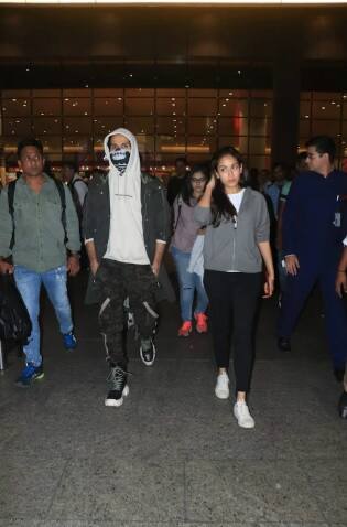 মুম্বই বিমানবন্দর থেকে মুখ ঢেকে বেরোন শাহিদ। ছবি সৌজন্যে মানব মঙ্গলানী