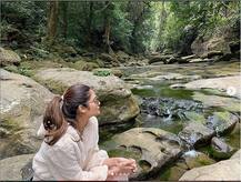 স্বামী নিখিলের সঙ্গে মেঘালয়ের মৌলিনলঙ্গে নুসরত জাহান