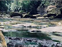 স্বামী নিখিলের সঙ্গে মেঘালয়ের মৌলিনলঙ্গে নুসরত জাহান