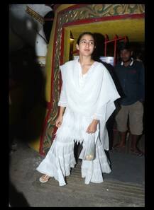 মায়ের সঙ্গে মন্দিরে সারা আলি খান, বিতরণ করলেন খাবার, টাকা