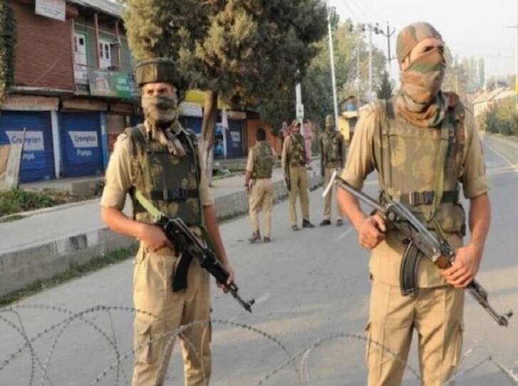 Devinder Singh to be stripped off Gallantry award জঙ্গিদের সঙ্গে একই গাড়ি থেকে গ্রেফতার, কেড়ে নেওয়া হতে পারে দেবেন্দ্র সিংহের পুরস্কার