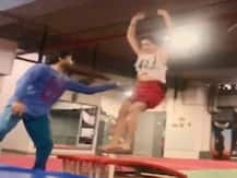 দেখুন: কঠিন ফ্রন্ট ফ্লিপ করতে গিয়ে হাঁটুতে চোট পেলেন দিশা পাটানি