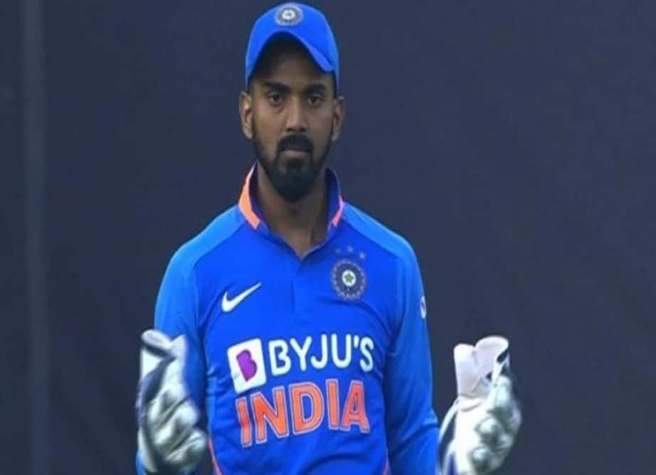 KL Rahul dons wicketkeeping gloves after Pant gets hit by Cummins bouncer কামিন্সের বাউন্সারে মাথায় চোট ঋষভের, উইকেটরক্ষকের দায়িত্ব পালন করছেন রাহুল