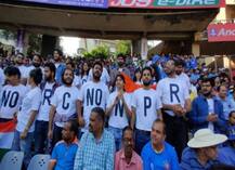 দেখুন, ওয়াংখেড়েতে ‘নিরাপত্তার কারণে’ নিষিদ্ধ কালো পোশাক, গ্যালারিতে সিএএ-র বিরুদ্ধে প্রতিবাদ দর্শকদের