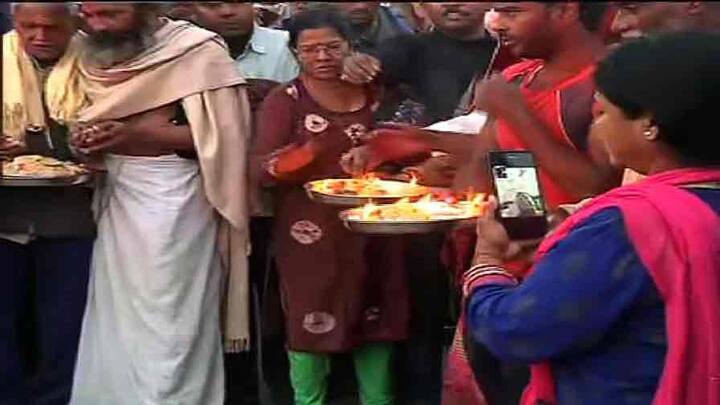 দেশের বিভিন্ন প্রান্ত থেকে পুণ্যার্থীরা এসেছেন গঙ্গাসাগরে। পুণ্যস্নানের পর ভক্তরা কপিল মুনির মন্দিরে পুজো দেবেন।
