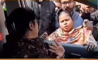 Union minister and BJP MP Debasree Chaudhuri faces agitation in Raiganj  রায়গঞ্জে নিজের কেন্দ্রে তৃণমূলের বিক্ষোভের মুখে কেন্দ্রীয় মন্ত্রী দেবশ্রী চৌধুরী
