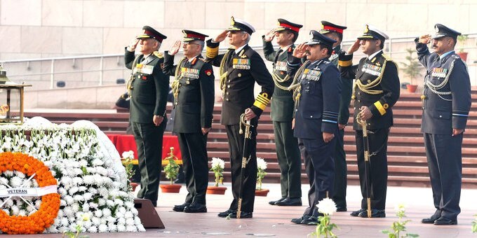 তাঁর বাবা, ঠাকুর্দা ও প্রপিতামহ সকলেই সেনায় ছিলেন। বাবা ছিলেন ১০১ মিডিয়াম রেজিমেন্ট (আর্টিলারি) এবং ঠাকুর্দা ছিলেন ১৪তম আর্মড রেজিমেন্ট। আবার প্রতিতামহ ছিলেন শিখ রেজিমেন্টে।