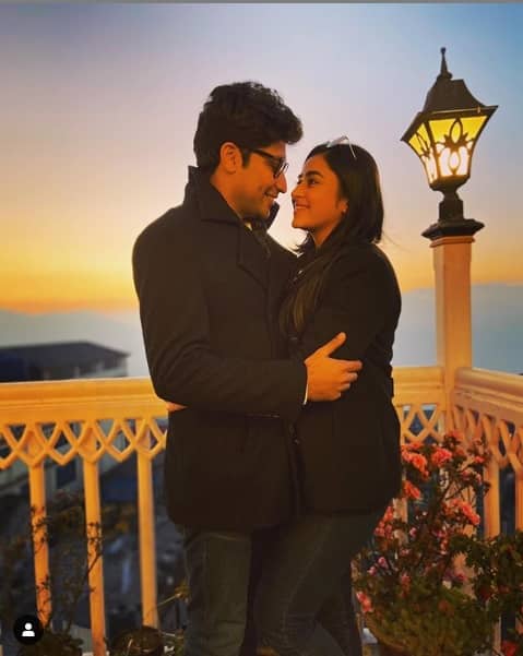 পাহাড়ের গায়ে পড়ন্ত রোদ। ফ্রেমে বাংলা চলচ্চিত্রের প্রিয় দুই মুখ- রিয়েল লাইফ জুটি গৌরব-ঋধিমা। নায়িকা লিখলেন,' এবং সঠিকভাবে একটা দিলেন সমাপ্তি'