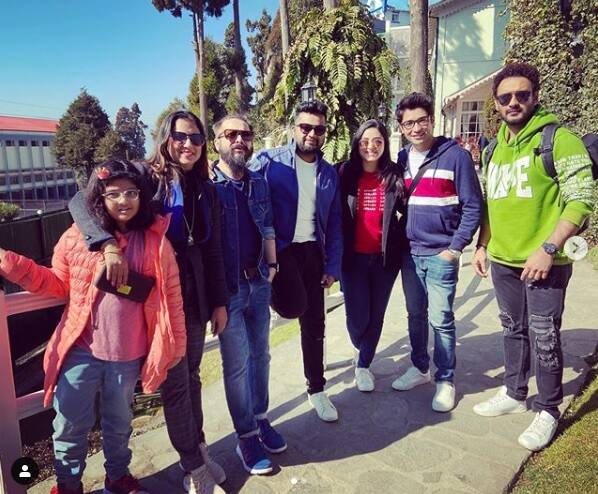 সঙ্গে রয়েছেন তাঁদের প্রচুর বন্ধু।