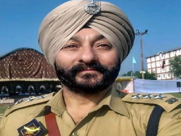 After arrest of DSP Davinder Singh, scrutiny of some more cops on cards জঙ্গিযোগের অভিযোগে ডিএসপি-র গ্রেফতারির পর কাশ্মীরের আরও কয়েকজন সন্দেহভাজন পুলিশকর্তার উপর নজরদারি?