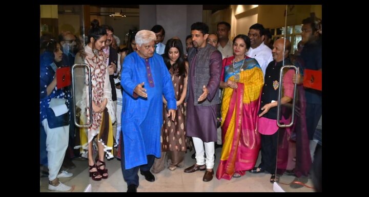 ১৭ জানুয়ারি জাভেদ আখতারের জন্মদিন। তার আগে দিল্লির নেহরু গ্যালারিতে হয়ে গেল তাঁর ছবি-পোস্টার ও পেন্টিং-এর প্রদর্শনী।
