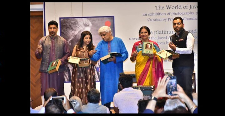 অনুষ্ঠানে জাভেদ আখতারের সই করা কলম লঞ্চ করা হয়। প্রতিটির দাম ৮০ হাজার টাকা।
