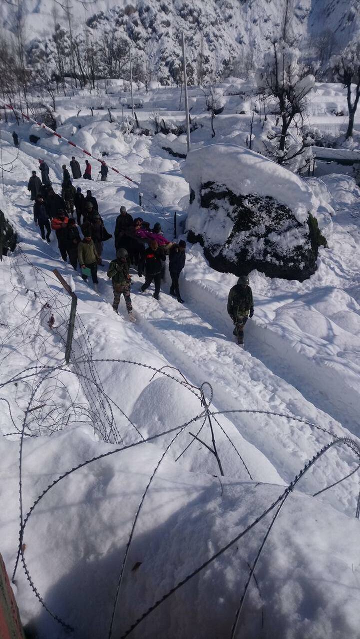 সেনার তরফে জানানো হয়, পর্যটক দলটি নিরাকে আটকে পড়েছিলেন। আর্মি এভিয়েশন ইউনিটের হেলিকপ্টার দ্রুত পাঠানো হয় উদ্ধারে। সেখানে একটি অস্থায়ী হেলিপ্যাড তৈরি করা হয়। পাঠানো হয় একটি মেডিক্যাল টিমও। সেখানে আটকে পড়া পর্যটকদের প্রাথমিক চিকিৎসা, ওষুধ, জরুরি খাবার, ও গরম পোশাক দেওয়া হয়। এরপর, তাঁদের হেলিকপ্টারে করে নীচে নিয়ে আসা হয়।