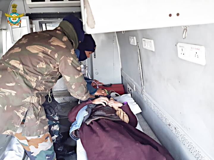 বায়ুসেনা সূত্রে জানানো হয়েছে, জমে থাকা জন্সকার নদী হঠাৎ গলে যাওয়ায় বিপত্তি শুরু হয়। এর ফলে নদী পার করতে পারছিলেন না অভিযাত্রী দলটি। 