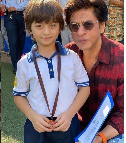 Proud father Shah Rukh Khan cheers for his 'gold medal' AbRam, shares his happiness with fans 'সোনার মেডেল' ছেলে! আবরামের সাফল্যে গর্বিত শাহরুখ!